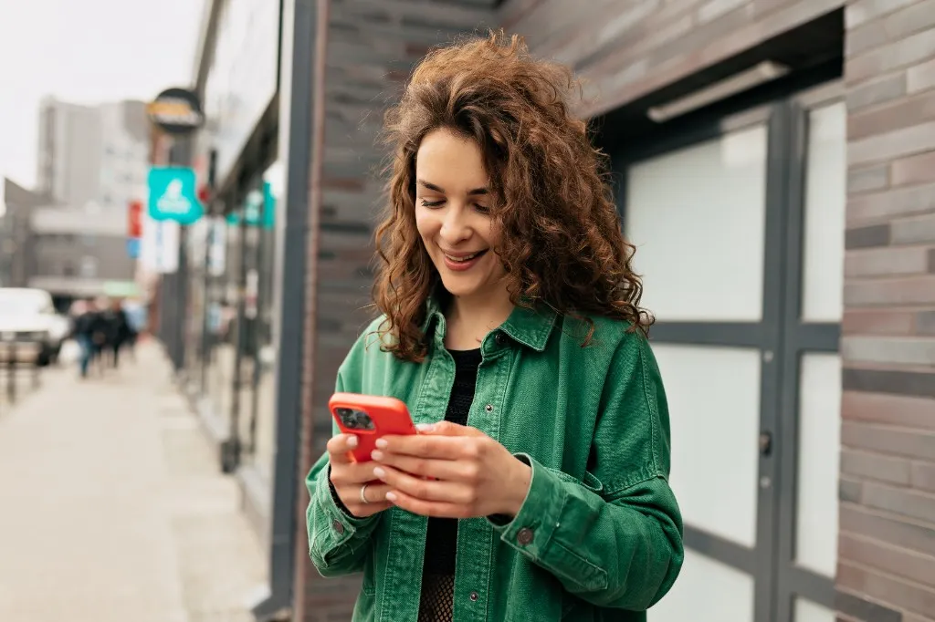 Employee using TalkLife Workplace on their phone
