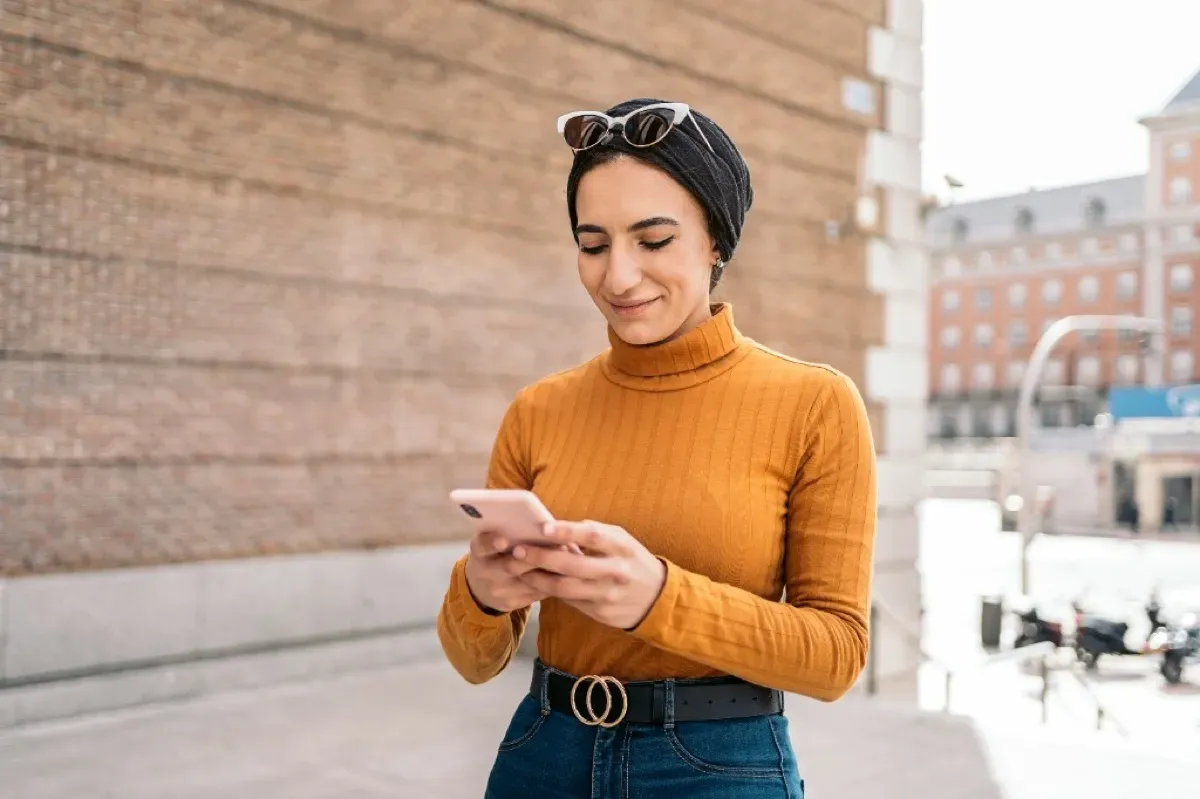 Employee using TalkLife Workplace on their phone