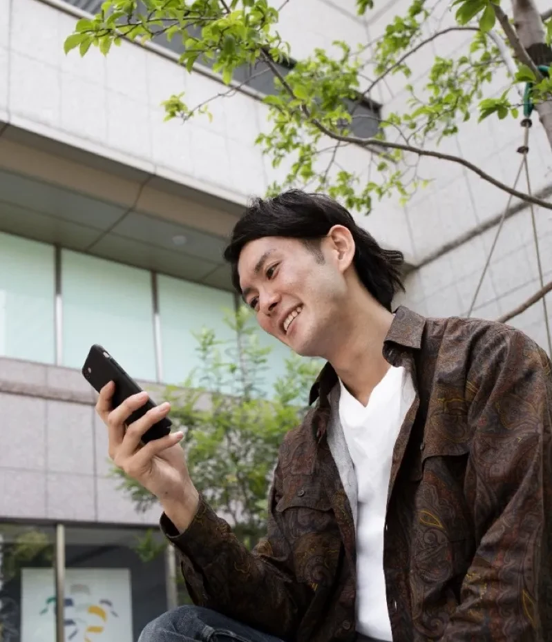 Employee using TalkLife Workplace on their phone
